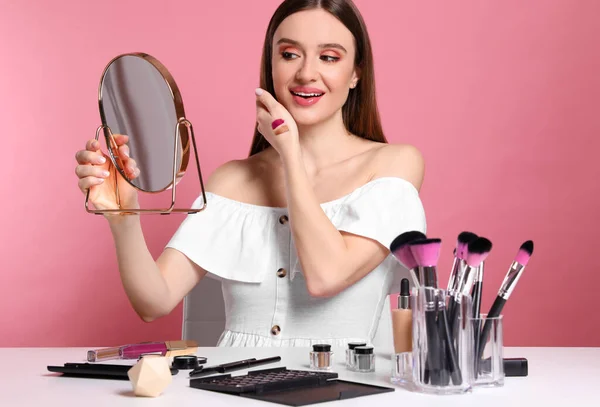 Beauty Blogger Zrcadlem Růžovém Pozadí — Stock fotografie