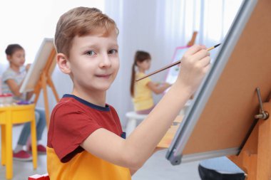 Odada ders sırasında şirin küçük çocuk resimleri.