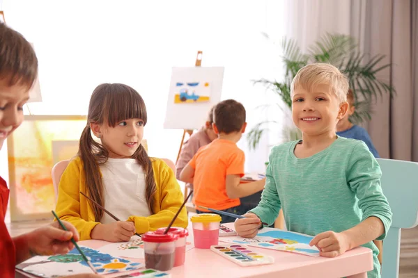 Söta Små Barn Målning Vid Bordet Rummet — Stockfoto