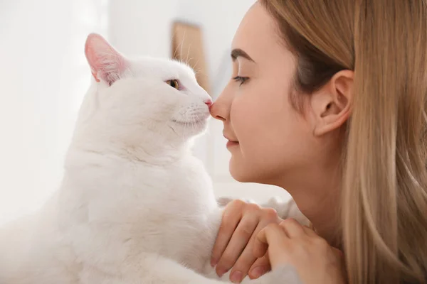 Jonge Vrouw Met Haar Mooie Witte Kat Thuis Pluizig Huisdier — Stockfoto