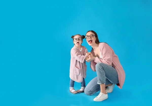 Jeune Mère Petite Fille Avec Des Lunettes Sur Fond Bleu — Photo