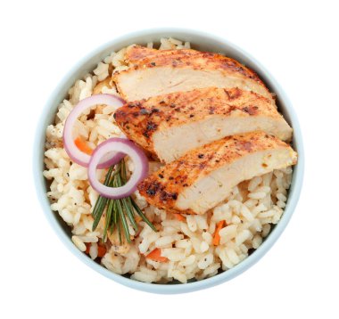 Tavuklu leziz risotto, beyaza izole edilmiş.