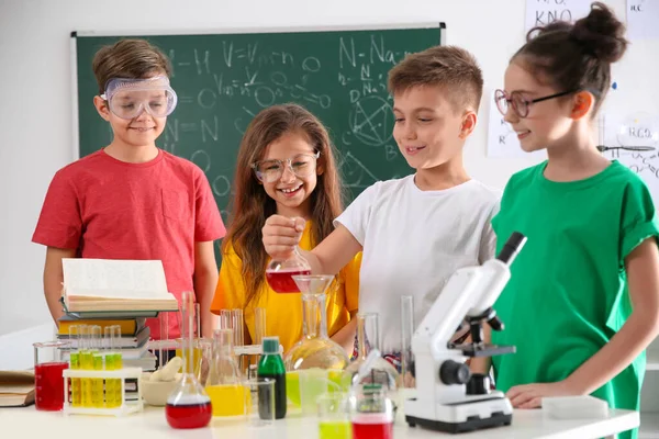 Chytří Žáci Kteří Dělají Experiment Třídě Chemie — Stock fotografie