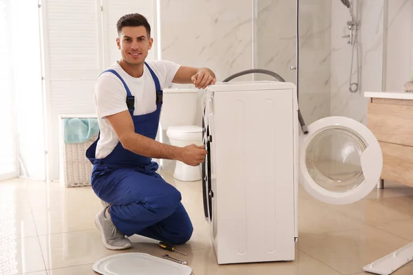 Profi Klempner Repariert Waschmaschine Badezimmer — Stockfoto