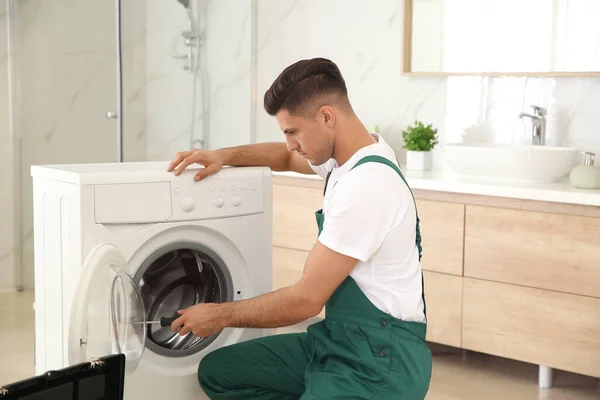 Professional Plumber Repairing Washing Machine Bathroom — Stock Photo, Image