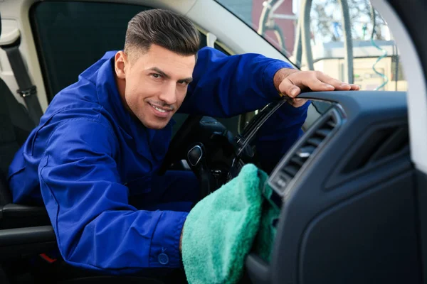 Lavado Coches Trabajador Limpieza Interior Del Automóvil Moderno —  Fotos de Stock