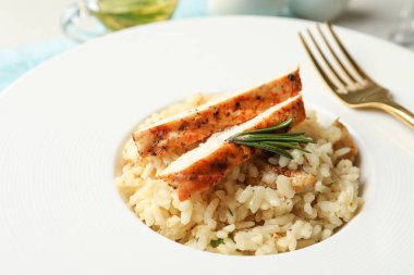 Lezzetli taze tavuklu risotto tabakta, yakından.