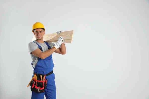 Hermoso Carpintero Con Tablones Madera Sobre Fondo Claro Espacio Para — Foto de Stock