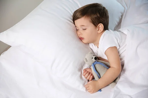 Roztomilé Děťátko Spí Doma Hračkou Čas Jít Spát — Stock fotografie
