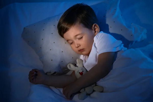 Roztomilé Děťátko Spí Doma Hračkou Čas Jít Spát — Stock fotografie