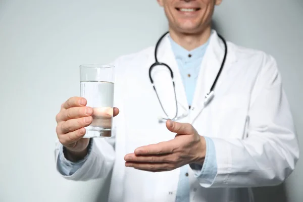 Voedingsdeskundige Holding Glas Zuiver Water Lichtgrijze Achtergrond Focus Hand — Stockfoto