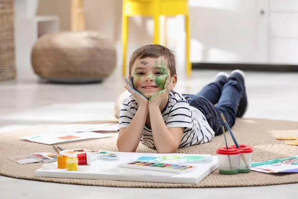 Niño Feliz Con Pintura Cara Habitación —  Fotos de Stock