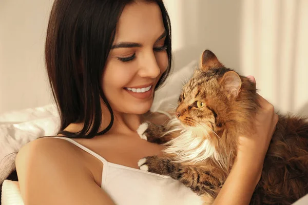 Mooie Jonge Vrouw Met Haar Schattige Kat Bed Pluizig Huisdier — Stockfoto