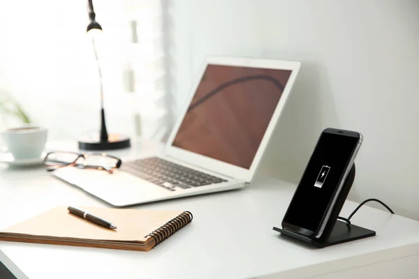 Mobiele Telefoon Met Draadloze Oplader Witte Tafel Moderne Werkplek Accessoire — Stockfoto