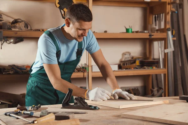 Professionele Timmerman Meten Van Houten Plaat Werkplaats — Stockfoto