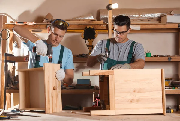 Professionele Timmerlieden Monteren Houten Kast Werkplaats — Stockfoto