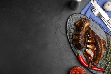 Siyah masada servis edilen nefis kızarmış pirzolalar. Metin için boşluk