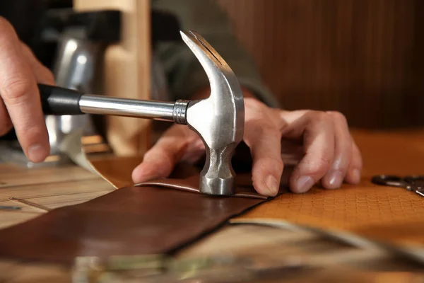 Mann Arbeitet Mit Stück Leder Tisch Nahaufnahme — Stockfoto