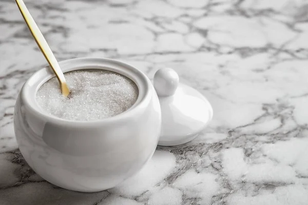 Azúcar Granulado Tazón Sobre Mesa Mármol Blanco Espacio Para Texto —  Fotos de Stock