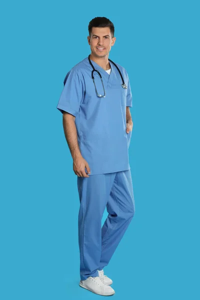 Porträt Eines Arztes Mit Stethoskop Auf Blauem Hintergrund — Stockfoto