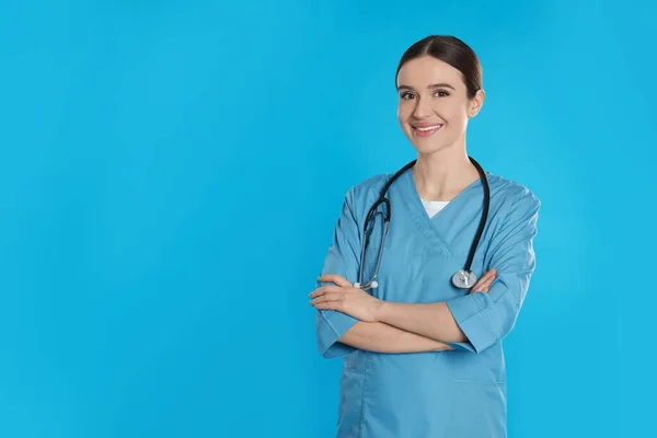 Doutor Com Estetoscópio Fundo Azul Espaço Para Texto — Fotografia de Stock