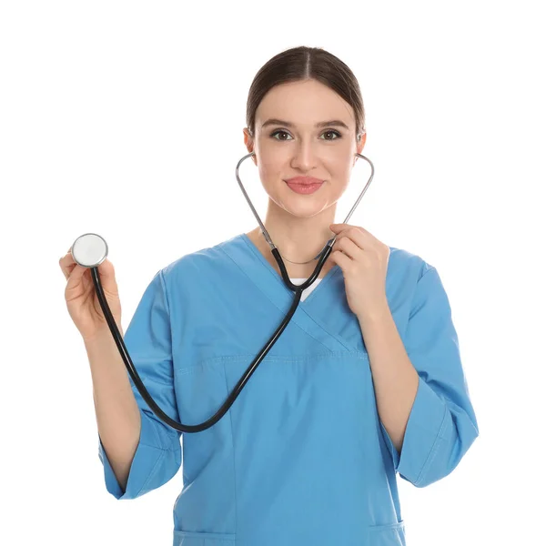 白い背景に聴診器を持つ医師の肖像 — ストック写真