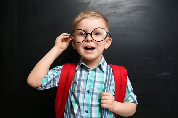 Χαριτωμένο Παιδάκι Που Φοράει Γυαλιά Κοντά Μαυροπίνακα Πρώτη Φορά Στο — Φωτογραφία Αρχείου