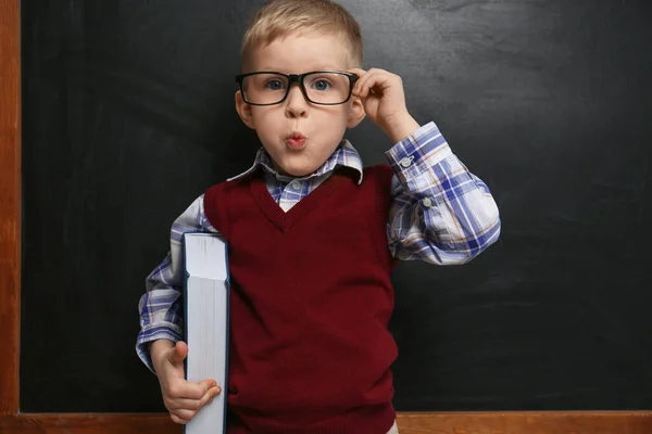 Lindo Niño Pequeño Con Gafas Cerca Pizarra Primera Vez Escuela —  Fotos de Stock