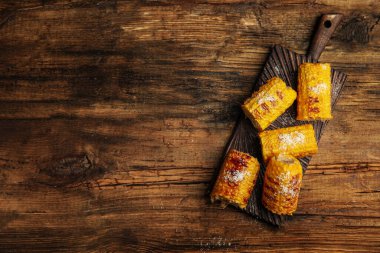 Ahşap masada nefis ızgara mısır koçanları. Metin için boşluk