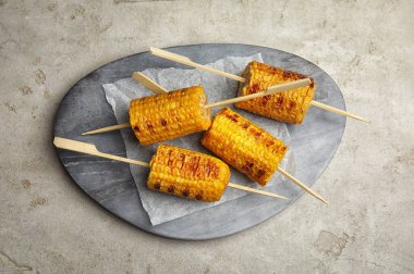 Işık masasında nefis ızgara mısır koçanları.