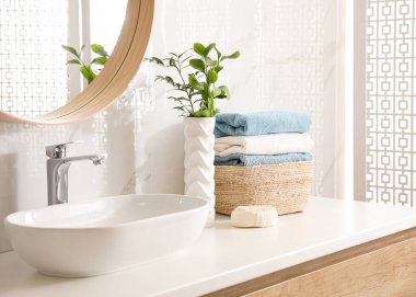 Aynası ve tezgahı olan şık bir banyo. Tasarım fikri