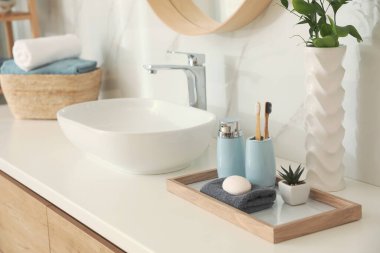 Banyosunda lavabo ve tuvalet malzemeleri olan tezgah. İç tasarım