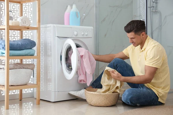 Man Sätter Kläder Tvättmaskin Badrummet Tvättdag — Stockfoto