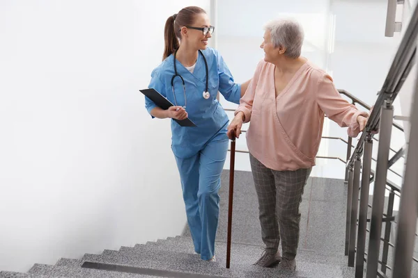 Arts Helpt Senior Patiënt Modern Ziekenhuis — Stockfoto