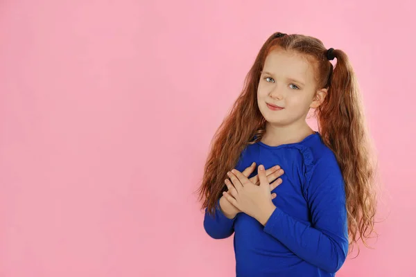 Linda Niña Agradecida Con Las Manos Pecho Contra Fondo Rosa —  Fotos de Stock