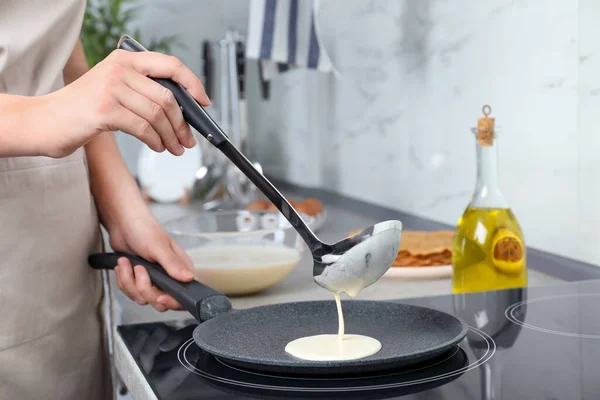 Femme Cuisinant Délicieuses Crêpes Fines Sur Cuisinière Induction Gros Plan — Photo