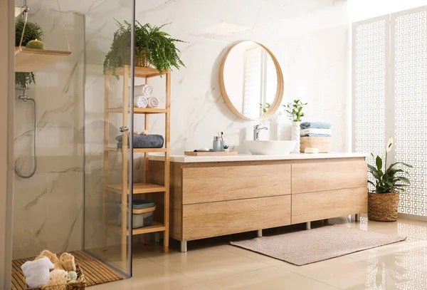 Interior Elegante Banheiro Com Bancada Espelho Chuveiro Idéia Projeto — Fotografia de Stock