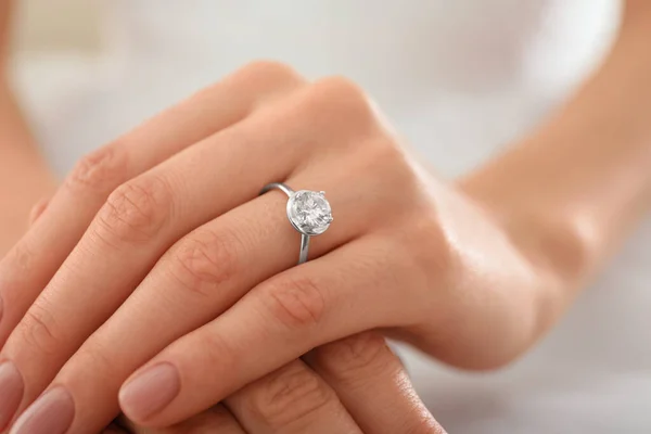 Genç Gelin Güzel Bir Nişan Yüzüğü Takıyor Yakın Plan — Stok fotoğraf