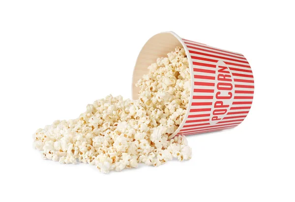 Umgekippter Papiereimer Mit Leckerem Popcorn Isoliert Auf Weiß — Stockfoto