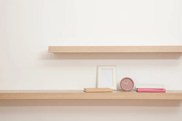 Houten Planken Met Boeken Fotolijstje Klok Lichtmuur — Stockfoto