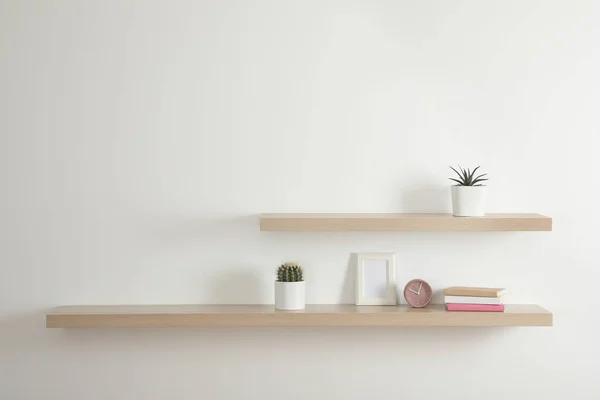 Estantes Madera Con Libros Elementos Decorativos Pared Ligera — Foto de Stock