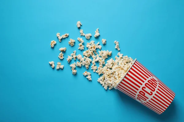 Köstliches Popcorn Auf Hellblauem Hintergrund Draufsicht — Stockfoto