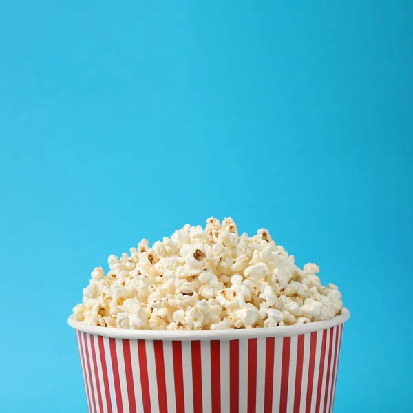 Köstliches Popcorn Auf Hellblauem Hintergrund Nahaufnahme — Stockfoto