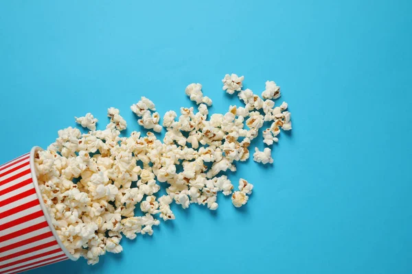 Köstliches Popcorn Auf Hellblauem Hintergrund Draufsicht — Stockfoto