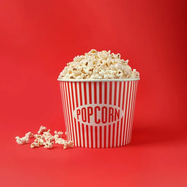 Köstliches Popcorn Papiereimer Auf Rotem Hintergrund — Stockfoto