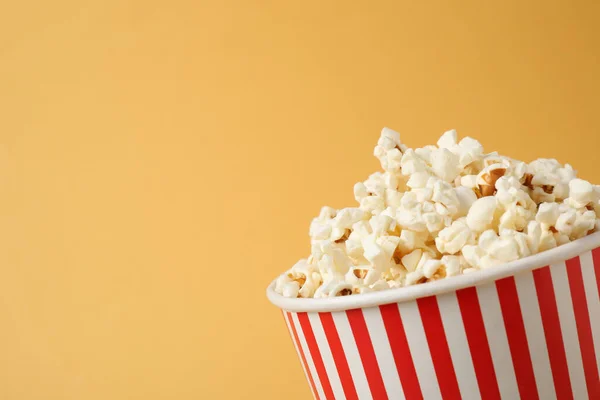 Köstliches Popcorn Auf Gelbem Hintergrund Nahaufnahme Raum Für Text — Stockfoto