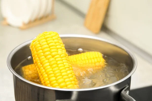 Горшок Кипящей Кукурузой Кухне Крупным Планом — стоковое фото