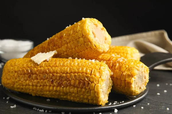Finom Grillezett Kukorica Vajjal Asztalon Közelkép — Stock Fotó