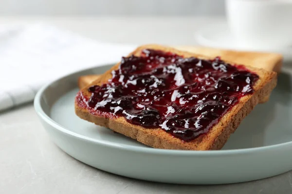 Deliciosos Tostadas Crujientes Con Mermelada Mesa Primer Plano — Foto de Stock