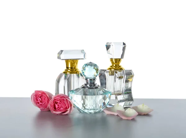 Flaschen Mit Parfüm Und Blumen Auf Grauem Tisch — Stockfoto